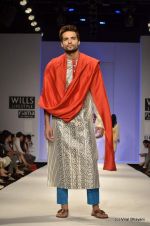 Model walk the ramp for Jenjum Gadi Show at Wills Lifestyle India Fashion Week 2012 day 5 on 10th Oct 2012 (86).JPG