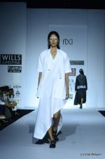 Model walk the ramp for Kallol Datta Show at Wills Lifestyle India Fashion Week 2012 day 4 on 9th Oct 2012 (80).JPG