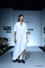 Model walk the ramp for Kallol Datta Show at Wills Lifestyle India Fashion Week 2012 day 4 on 9th Oct 2012 (82).JPG