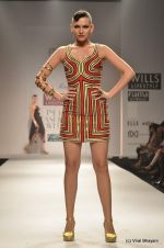 Model walk the ramp for Malini Ramani Show at Wills Lifestyle India Fashion Week 2012 day 4 on 9th Oct 2012 (104).JPG