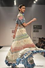 Model walk the ramp for Malini Ramani Show at Wills Lifestyle India Fashion Week 2012 day 4 on 9th Oct 2012 (65).JPG