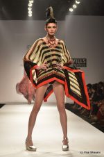 Model walk the ramp for Malini Ramani Show at Wills Lifestyle India Fashion Week 2012 day 4 on 9th Oct 2012 (84).JPG