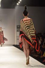 Model walk the ramp for Malini Ramani Show at Wills Lifestyle India Fashion Week 2012 day 4 on 9th Oct 2012 (85).JPG