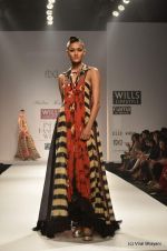 Model walk the ramp for Malini Ramani Show at Wills Lifestyle India Fashion Week 2012 day 4 on 9th Oct 2012 (92).JPG