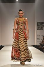 Model walk the ramp for Malini Ramani Show at Wills Lifestyle India Fashion Week 2012 day 4 on 9th Oct 2012 (95).JPG