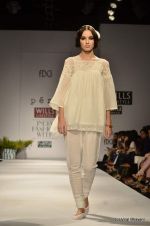 Model walk the ramp for Pero by Aneeth Arora Show at Wills Lifestyle India Fashion Week 2012 day 4 on 9th Oct 2012 (23).JPG