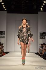 Model walk the ramp for Pia Pauro Show at Wills Lifestyle India Fashion Week 2012 day 5 on 10th Oct 2012 (76).JPG