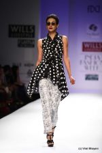 Model walk the ramp for Raj Shroff Show at Wills Lifestyle India Fashion Week 2012 day 5 on 10th Oct 2012 (181).JPG