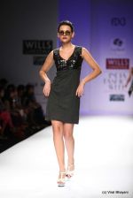 Model walk the ramp for Raj Shroff Show at Wills Lifestyle India Fashion Week 2012 day 5 on 10th Oct 2012 (185).JPG