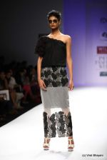 Model walk the ramp for Raj Shroff Show at Wills Lifestyle India Fashion Week 2012 day 5 on 10th Oct 2012 (203).JPG