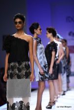 Model walk the ramp for Raj Shroff Show at Wills Lifestyle India Fashion Week 2012 day 5 on 10th Oct 2012 (209).JPG