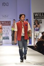 Model walk the ramp for Rajdeep Ranawat Show at Wills Lifestyle India Fashion Week 2012 day 5 on 10th Oct 2012 (122).JPG