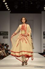 Model walk the ramp for Vineet Bahl Show at Wills Lifestyle India Fashion Week 2012 day 4 on 9th Oct 2012 (86).JPG