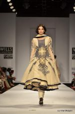 Model walk the ramp for Vineet Bahl Show at Wills Lifestyle India Fashion Week 2012 day 4 on 9th Oct 2012 (93).JPG