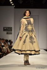 Model walk the ramp for Vineet Bahl Show at Wills Lifestyle India Fashion Week 2012 day 4 on 9th Oct 2012 (94).JPG