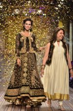 Esha Gupta walk the ramp for Ritu Kumar Show at Wills Lifestyle India Fashion Week 2012 day 5 on 10th Oct 2012 (13).JPG