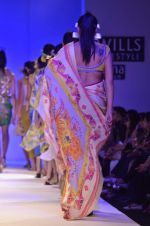 Model walk the ramp for Nida Mahmood Show at Wills Lifestyle India Fashion Week 2012 day 5 on 10th Oct 2012 (1).JPG