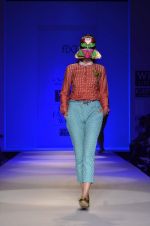 Model walk the ramp for Nida Mahmood Show at Wills Lifestyle India Fashion Week 2012 day 5 on 10th Oct 2012 (29).JPG