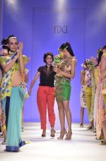 Model walk the ramp for Nida Mahmood Show at Wills Lifestyle India Fashion Week 2012 day 5 on 10th Oct 2012 (98).JPG