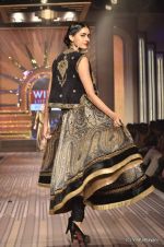 Model walk the ramp for Ritu Kumar Show at Wills Lifestyle India Fashion Week 2012 day 5 on 10th Oct 2012 (19).JPG