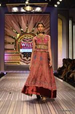 Model walk the ramp for Ritu Kumar Show at Wills Lifestyle India Fashion Week 2012 day 5 on 10th Oct 2012 (34).JPG