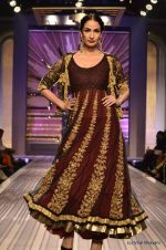 Model walk the ramp for Ritu Kumar Show at Wills Lifestyle India Fashion Week 2012 day 5 on 10th Oct 2012 (54).JPG