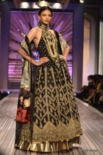 Model walk the ramp for Ritu Kumar Show at Wills Lifestyle India Fashion Week 2012 day 5 on 10th Oct 2012 (59).JPG