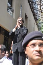 Amitabh Bachchan greets fans on his birthday outside his residence on 11th Oct 2012 (16).JPG