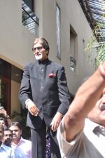 Amitabh Bachchan greets fans on his birthday outside his residence on 11th Oct 2012 (23).JPG