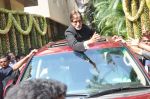 Amitabh Bachchan greets fans on his birthday outside his residence on 11th Oct 2012 (28).JPG