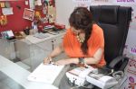 Sonali Bendre signs petition for Hindustan Ke Hunarbaaz in Andheri, Mumbai on 11th Oct 2012 (10).JPG