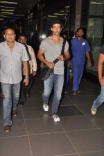 Hrithik Roshan snapped at the Airport, Mumbai on 12th Oct 2012,1 (25).JPG