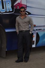 Salman Khan takes media on the Bigg Boss tour ride in Lonavla, Mumbai on 12th Oct 2012 (104).JPG