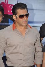 Salman Khan takes media on the Bigg Boss tour ride in Lonavla, Mumbai on 12th Oct 2012 (113).JPG
