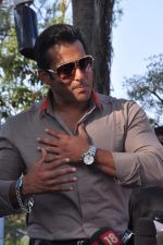 Salman Khan takes media on the Bigg Boss tour ride in Lonavla, Mumbai on 12th Oct 2012 (117).JPG