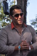 Salman Khan takes media on the Bigg Boss tour ride in Lonavla, Mumbai on 12th Oct 2012 (119).JPG