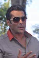 Salman Khan takes media on the Bigg Boss tour ride in Lonavla, Mumbai on 12th Oct 2012 (121).JPG