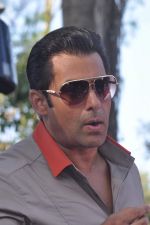 Salman Khan takes media on the Bigg Boss tour ride in Lonavla, Mumbai on 12th Oct 2012 (123).JPG