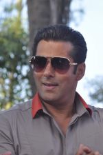 Salman Khan takes media on the Bigg Boss tour ride in Lonavla, Mumbai on 12th Oct 2012 (126).JPG