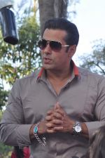 Salman Khan takes media on the Bigg Boss tour ride in Lonavla, Mumbai on 12th Oct 2012 (128).JPG