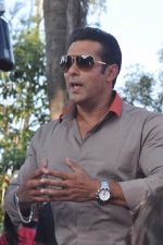 Salman Khan takes media on the Bigg Boss tour ride in Lonavla, Mumbai on 12th Oct 2012 (129).JPG