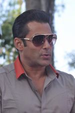 Salman Khan takes media on the Bigg Boss tour ride in Lonavla, Mumbai on 12th Oct 2012 (132).JPG