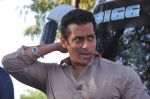 Salman Khan takes media on the Bigg Boss tour ride in Lonavla, Mumbai on 12th Oct 2012 (147).JPG