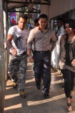 Salman Khan takes media on the Bigg Boss tour ride in Lonavla, Mumbai on 12th Oct 2012 (148).JPG