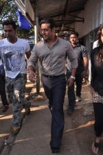 Salman Khan takes media on the Bigg Boss tour ride in Lonavla, Mumbai on 12th Oct 2012 (84).JPG