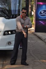 Salman Khan takes media on the Bigg Boss tour ride in Lonavla, Mumbai on 12th Oct 2012 (98).JPG