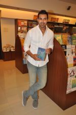 John Abraham unveils Ayushmann Khurana_s wife book Souled Out in Mumbai on 16th Oct 2012 (20).JPG