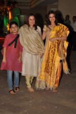 Sonali Bendre at Sanjay and Manyata Dutt_s Mata Ki Chowki in Bandra, Mumbai on 16th Oct 2012 (73).JPG