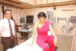Mandira Bedi at Jaslok Hospital to go Pink on 15th Oct 2012 (2).JPG