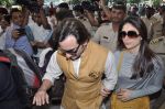 Saif Ali Khan, Kareena Kapoor leave for Pataudi on 17th Oct 2012 (23).JPG